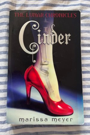 The Lunar Chronicles: Cinder